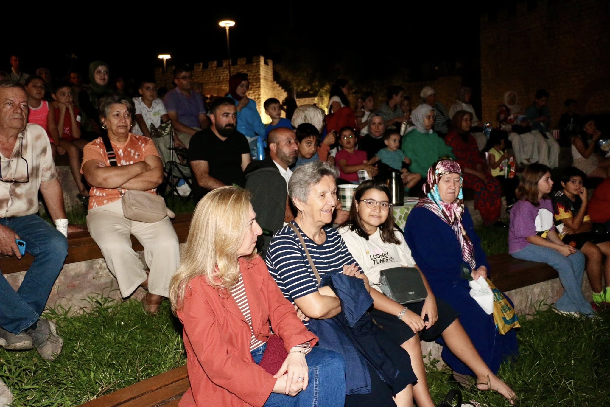 Körfez Belediyesi’nin “Açık Hava Sinema Geceleri” Etkinliği Kapsamında, Türk Sinemasının Unutulmaz Yapıtlarından “Neşeli Günler” Filmi Tarihi Hereke Kalesi’nde Izleyiciyle Buluştu. (2)