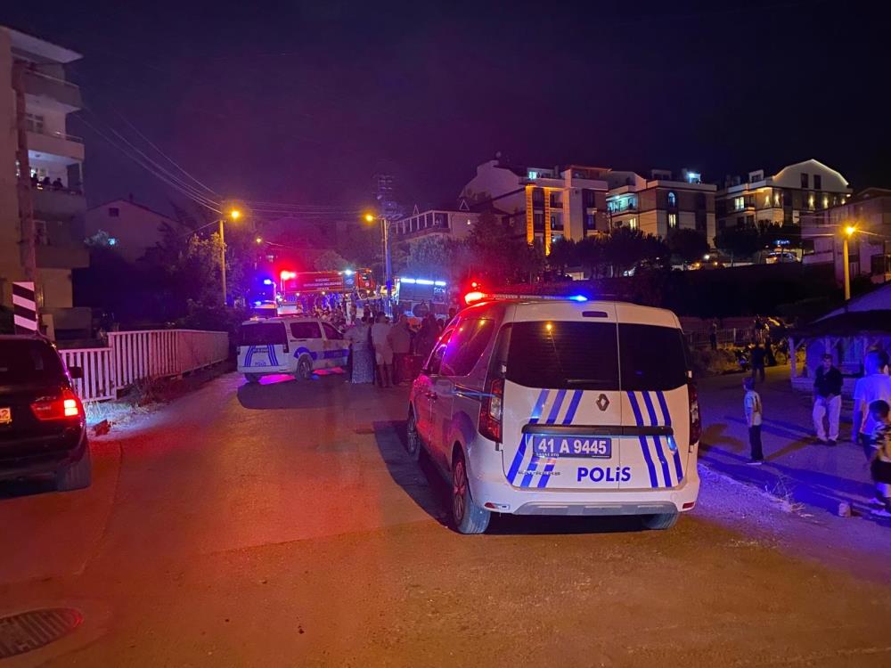 Körfez’de Park Halindeki Kamyonet Dereye Düşüp Alev Aldı (3)