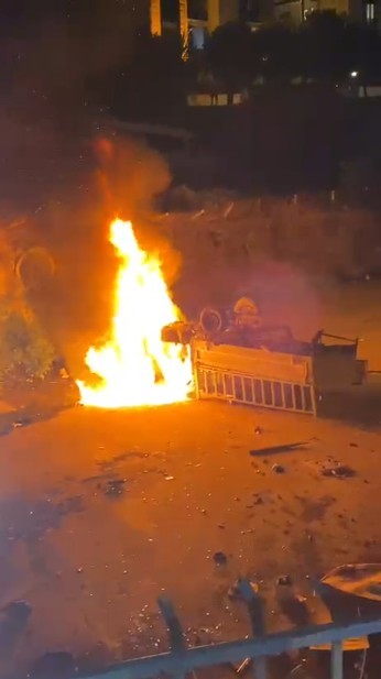 Körfez’de Park Halindeki Kamyonet Dereye Düşüp Alev Aldı (4)