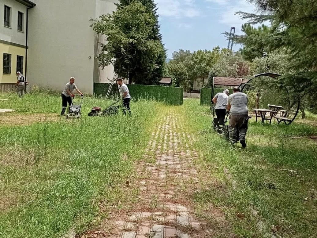 Körfez’de Park Ve Bahçelerde Bakım Çalışmaları Hız Kesmeden Sürüyor (2)