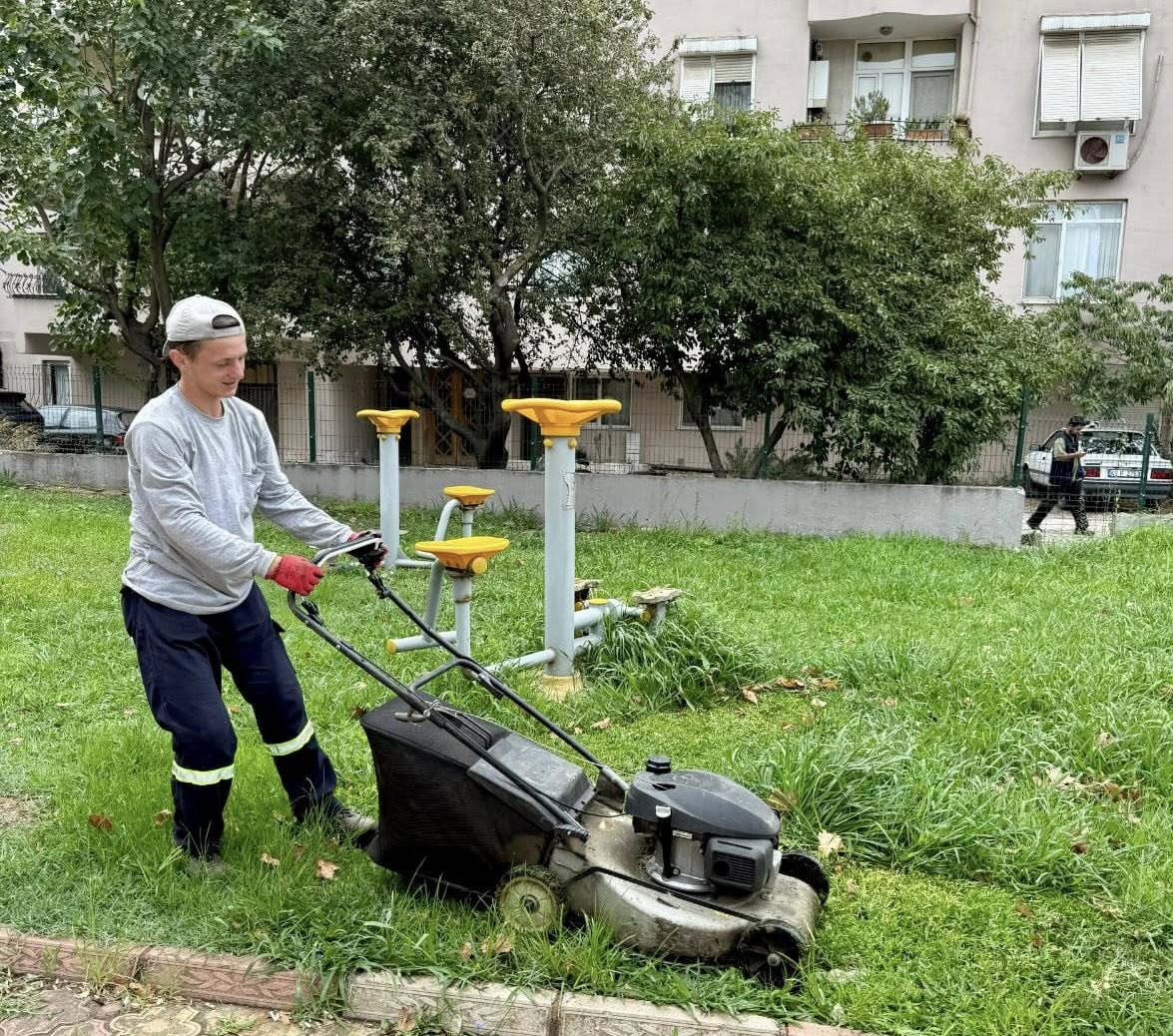 Körfez’de Park Ve Bahçelerde Bakım Çalışmaları Hız Kesmeden Sürüyor (3)