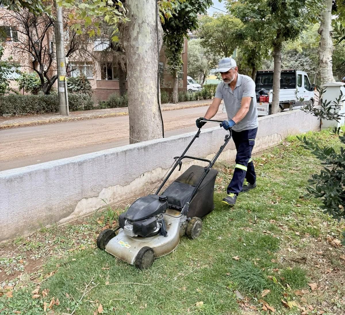 Körfez’de Park Ve Bahçelerde Bakım Çalışmaları Hız Kesmeden Sürüyor (5)