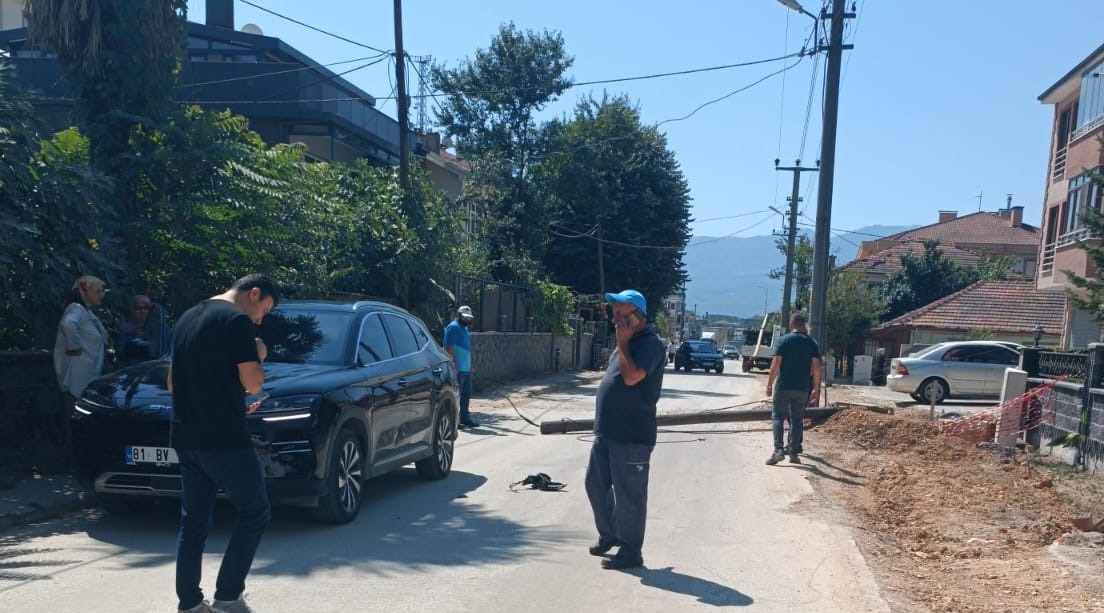 Seyir Halindeki Aracın Üstüne Direk Devrildi! 01