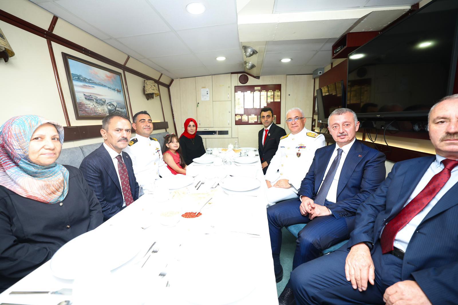 Tcg Fırtına’da Şehit Aileleri Ve Gaziler Onuruna Yemek