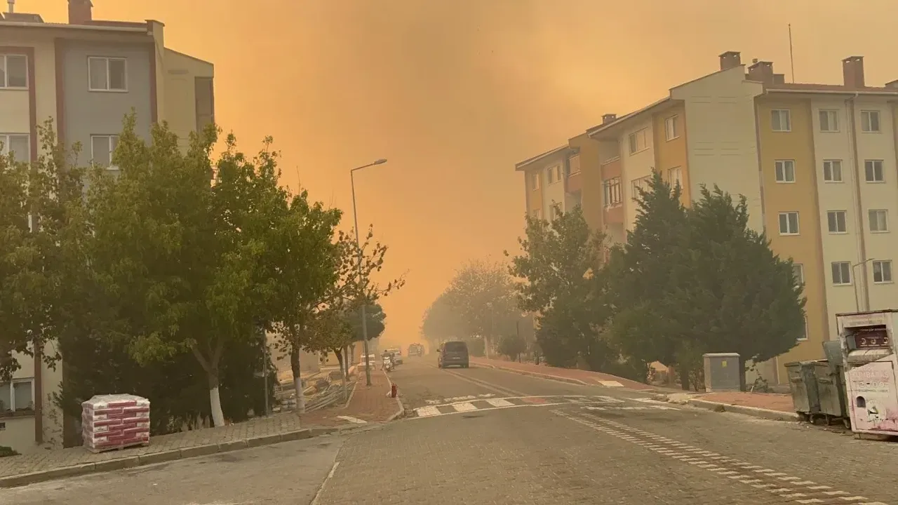 Yoğun Duman Panik Yarattı! Çanakkale’de Sokaklar Boşaltılıyor (1)-2