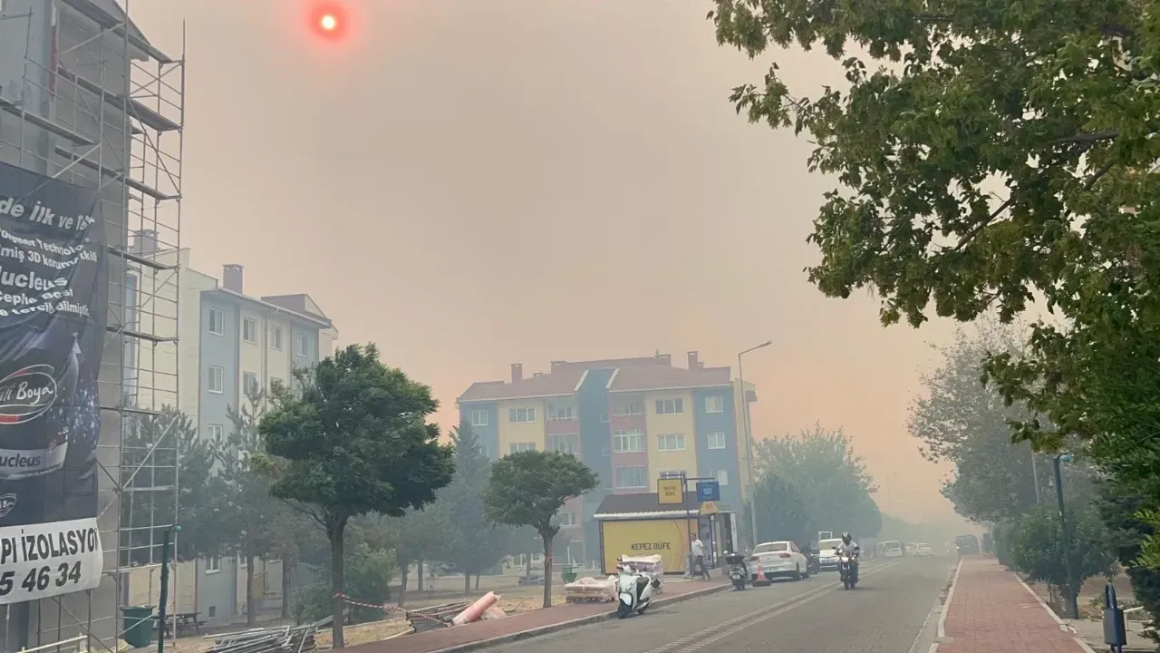 Yoğun Duman Panik Yarattı! Çanakkale’de Sokaklar Boşaltılıyor (2)