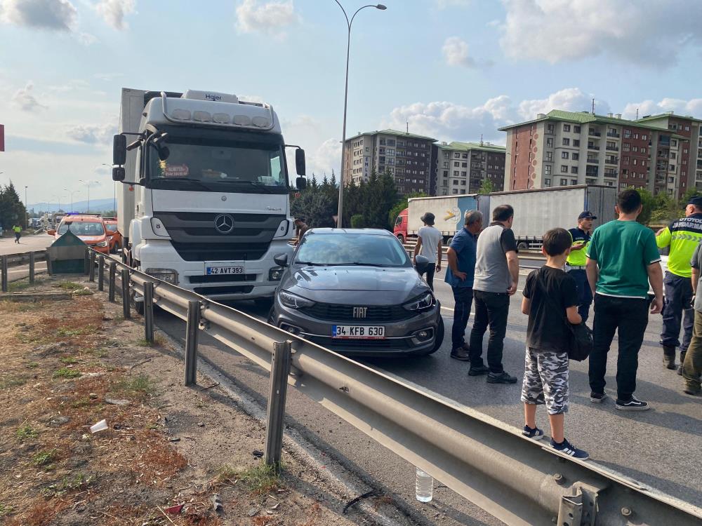 Zincirleme Kaza! 1 Tır, 3 Otomobil Çarpıştı (2)