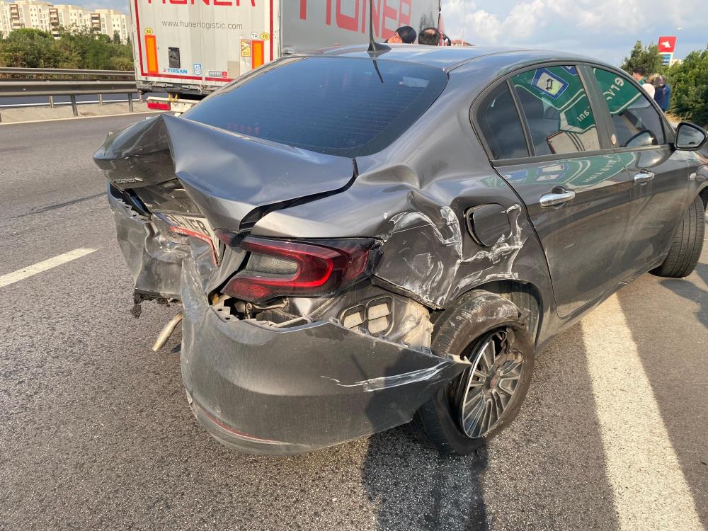 Zincirleme Kaza! 1 Tır, 3 Otomobil Çarpıştı (3)
