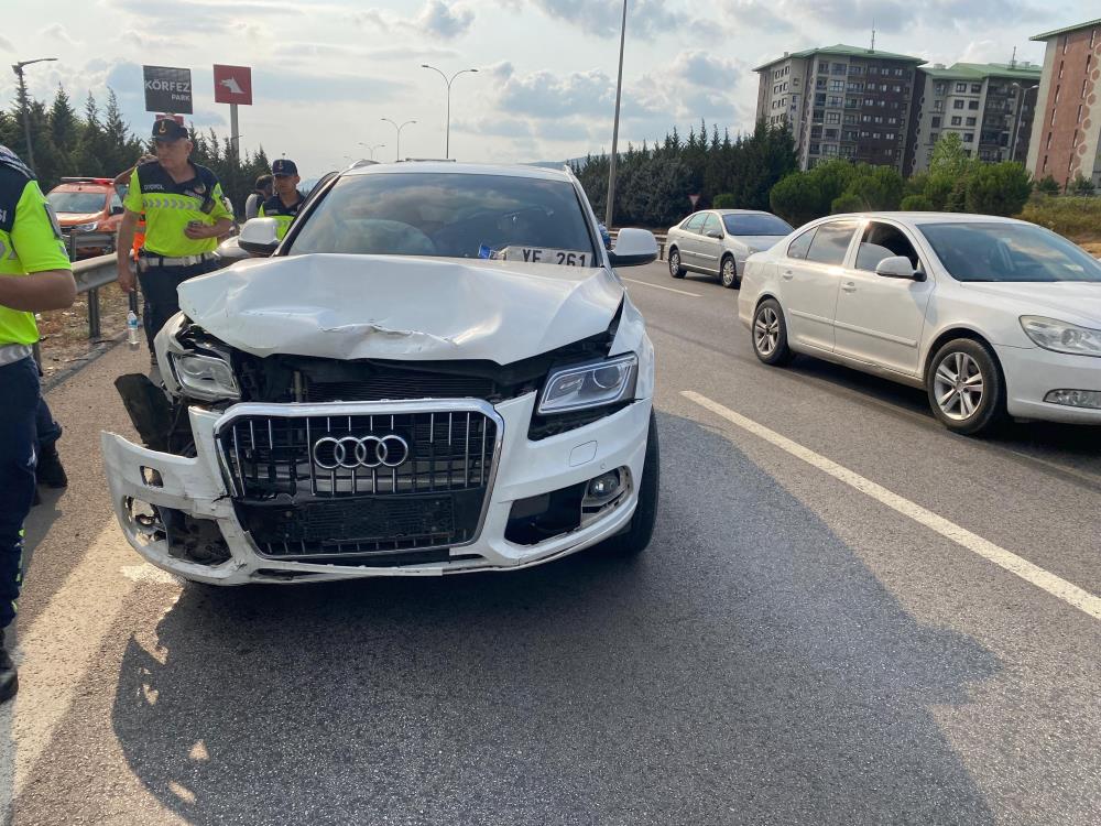 Zincirleme Kaza! 1 Tır, 3 Otomobil Çarpıştı (4)