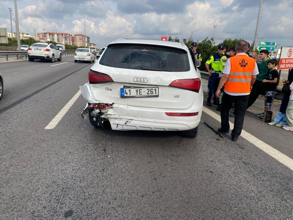 Zincirleme Kaza! 1 Tır, 3 Otomobil Çarpıştı (5)