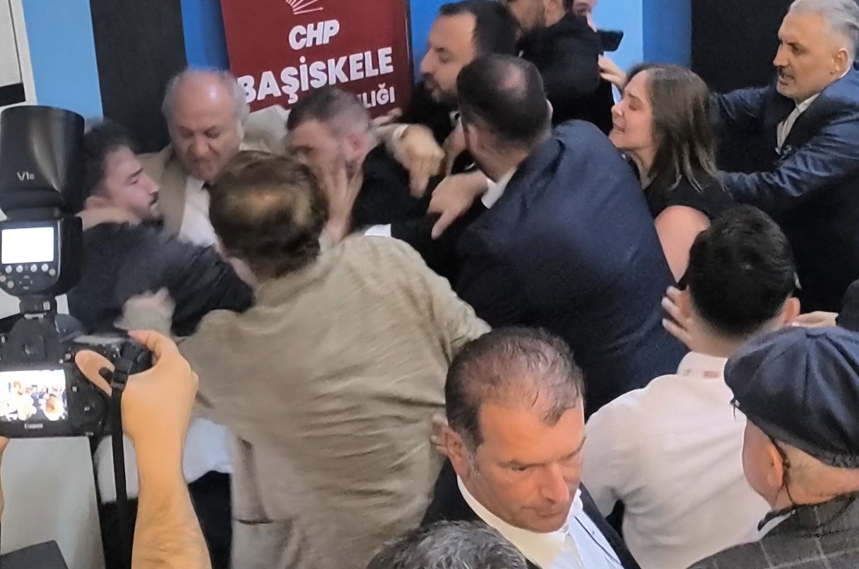 Chp Başiskele Kongresinde Yumruklar Konuştu (1)