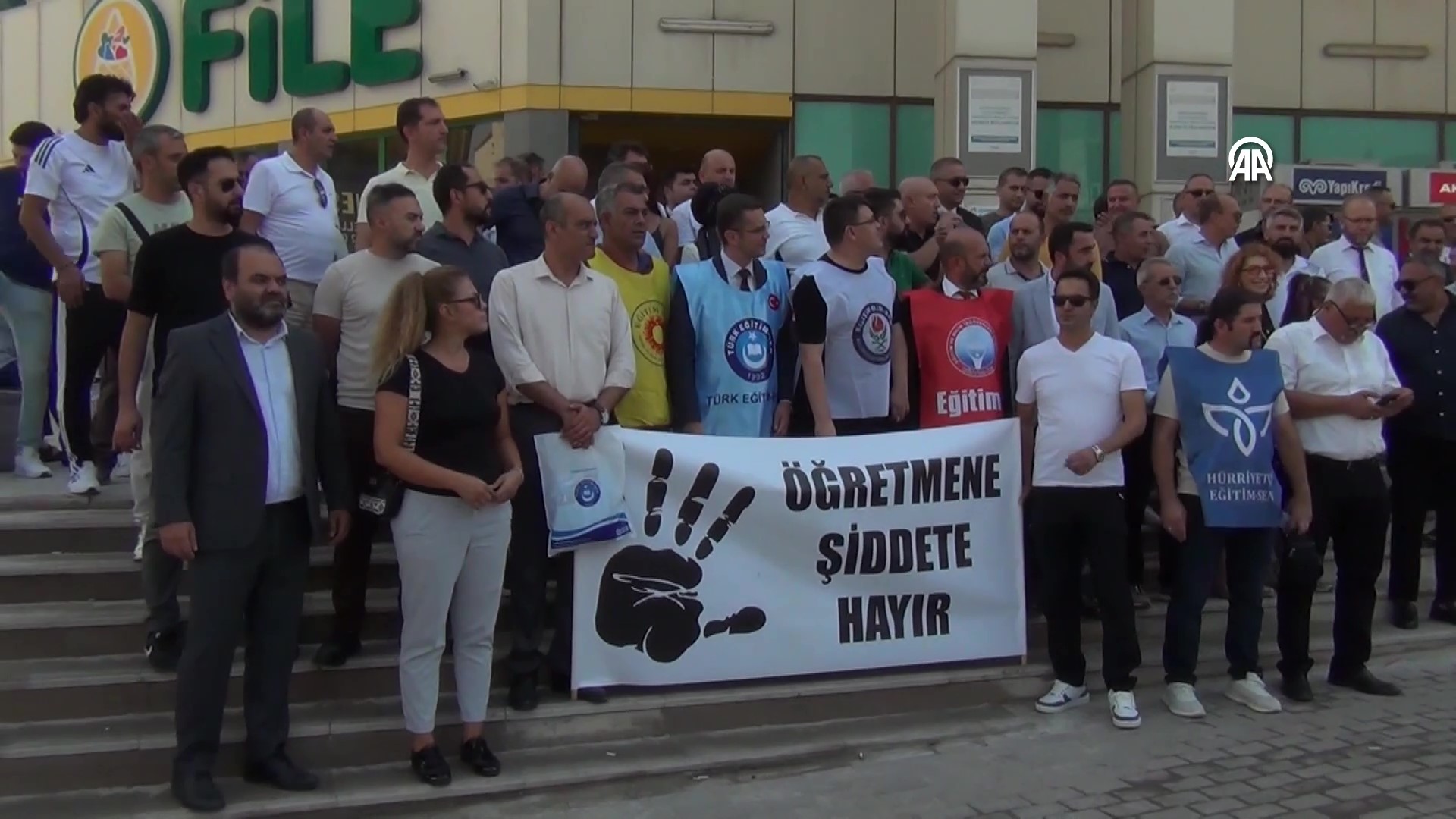 Darıca’da Okul Müdürüne Bıçaklı Saldırıya Eğitimcilerden Tepki (1)