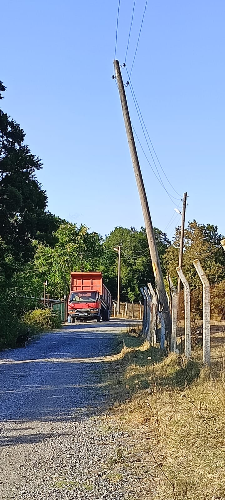 Dereköy’de Mahalleli Endişeli! Çürüyen Elektrik Direkleri Tehlike Saçıyor (4)