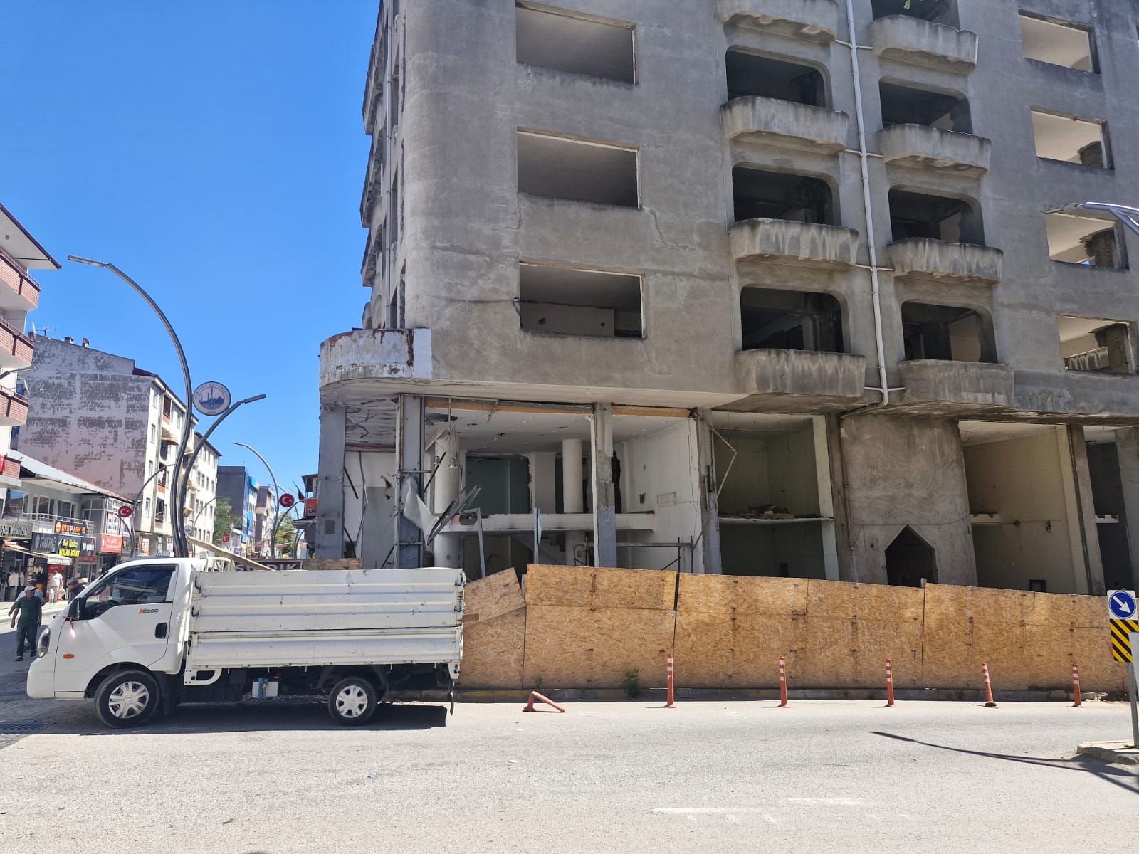 Derince’nin Atıl Binası Tarihe Karışıyor! Yıkım Çalışmaları Başladı (3)