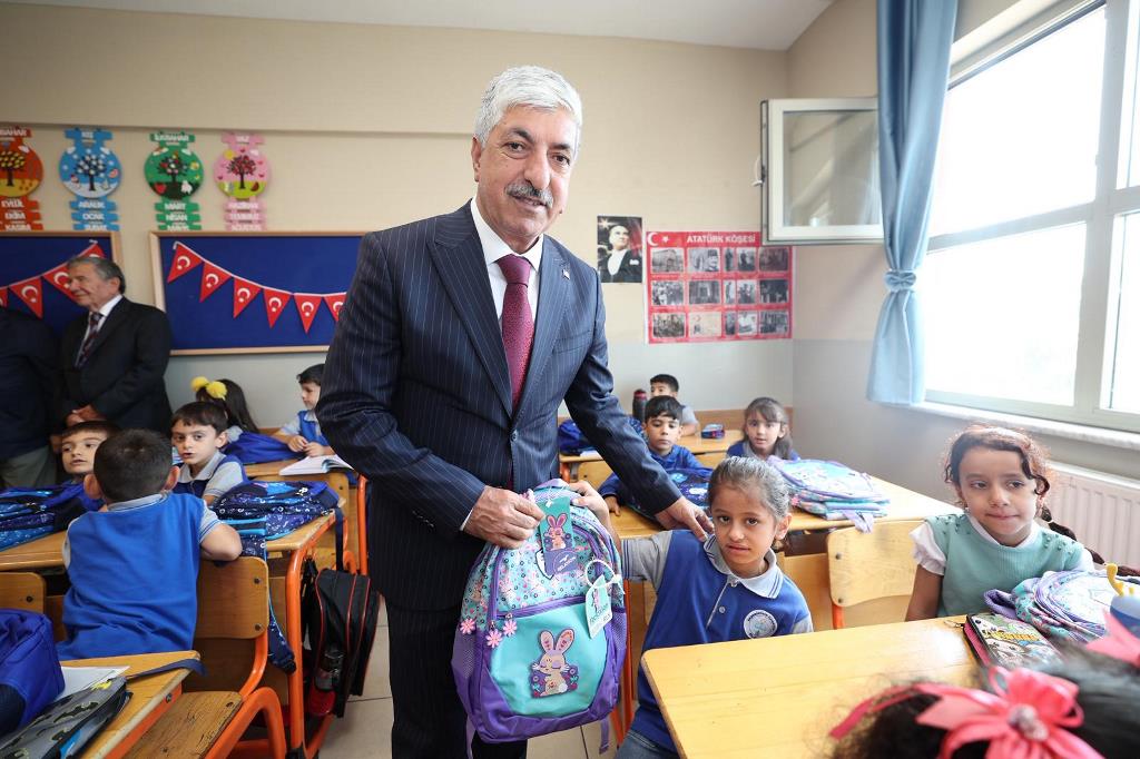 Dilovası’nda Miniklere Çanta Ve Kırtasiye Desteği (1)