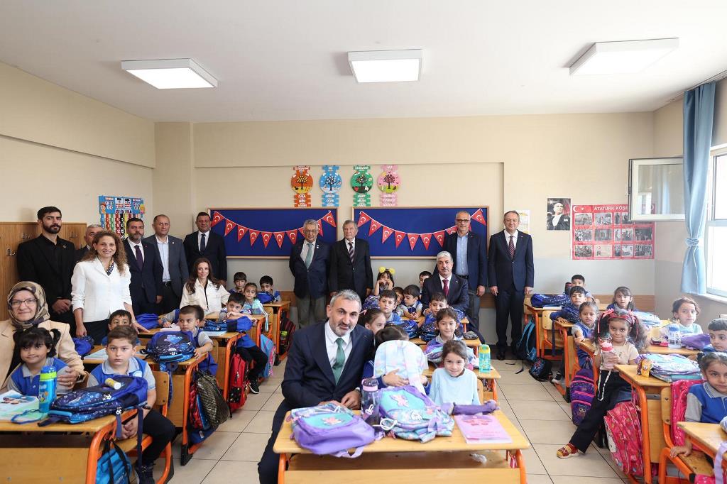 Dilovası’nda Miniklere Çanta Ve Kırtasiye Desteği (4)