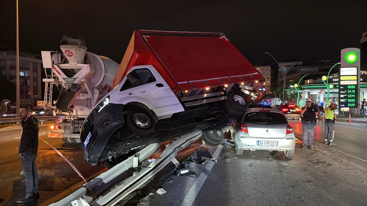Gebze’de Otomobil Ile Kamyonet Çarpıştı 1’I Çocuk 3 Yaralı (5)