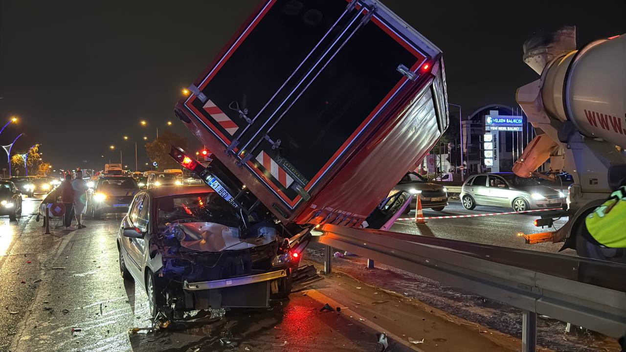Gebze’de Otomobil Ile Kamyonet Çarpıştı 1’I Çocuk 3 Yaralı (6)