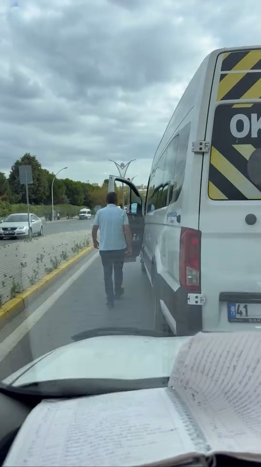 Gebze’de Trafikte Dehşet! Servis Şoförü Sürücüyü Ölümle Tehdit Etti (2)