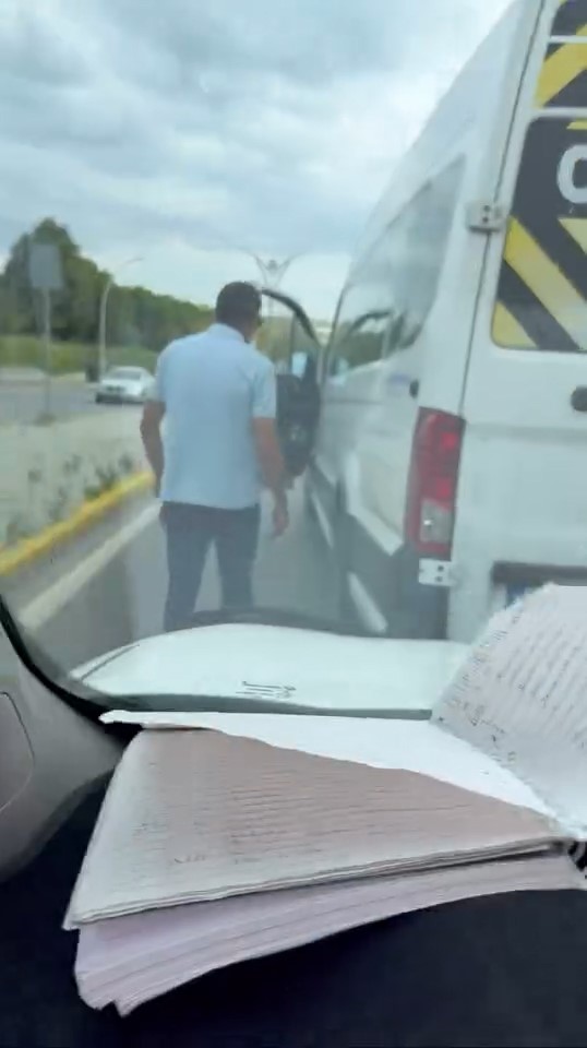 Gebze’de Trafikte Dehşet! Servis Şoförü Sürücüyü Ölümle Tehdit Etti (3)