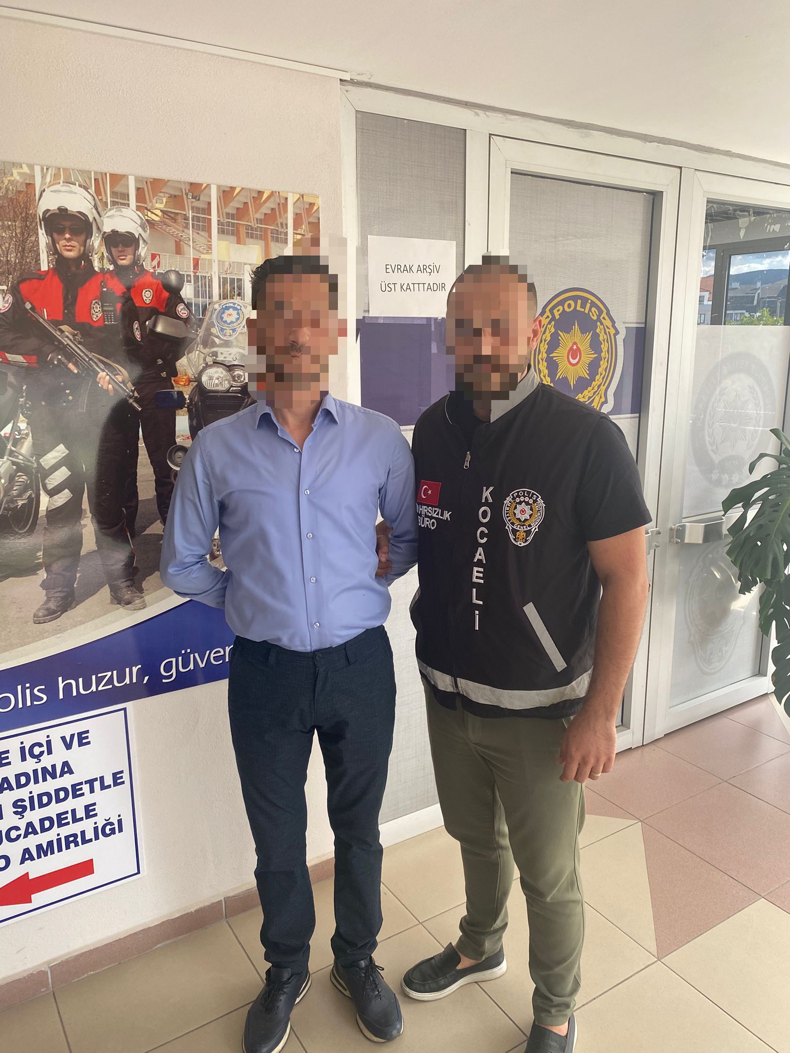 İzmit Ve Gölcük’te Dolandırıcılık Suçlarından Aranan Şahıslar Yakaladı (2)