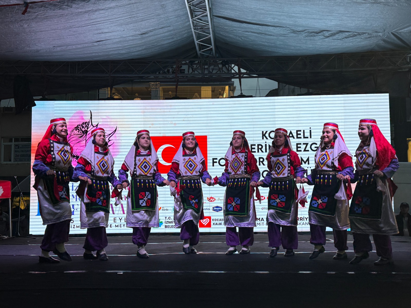 İzmitliler Festivalin İkinci Gününde Dans Ve Müzik Şölenine Tanıklık Etti (1)