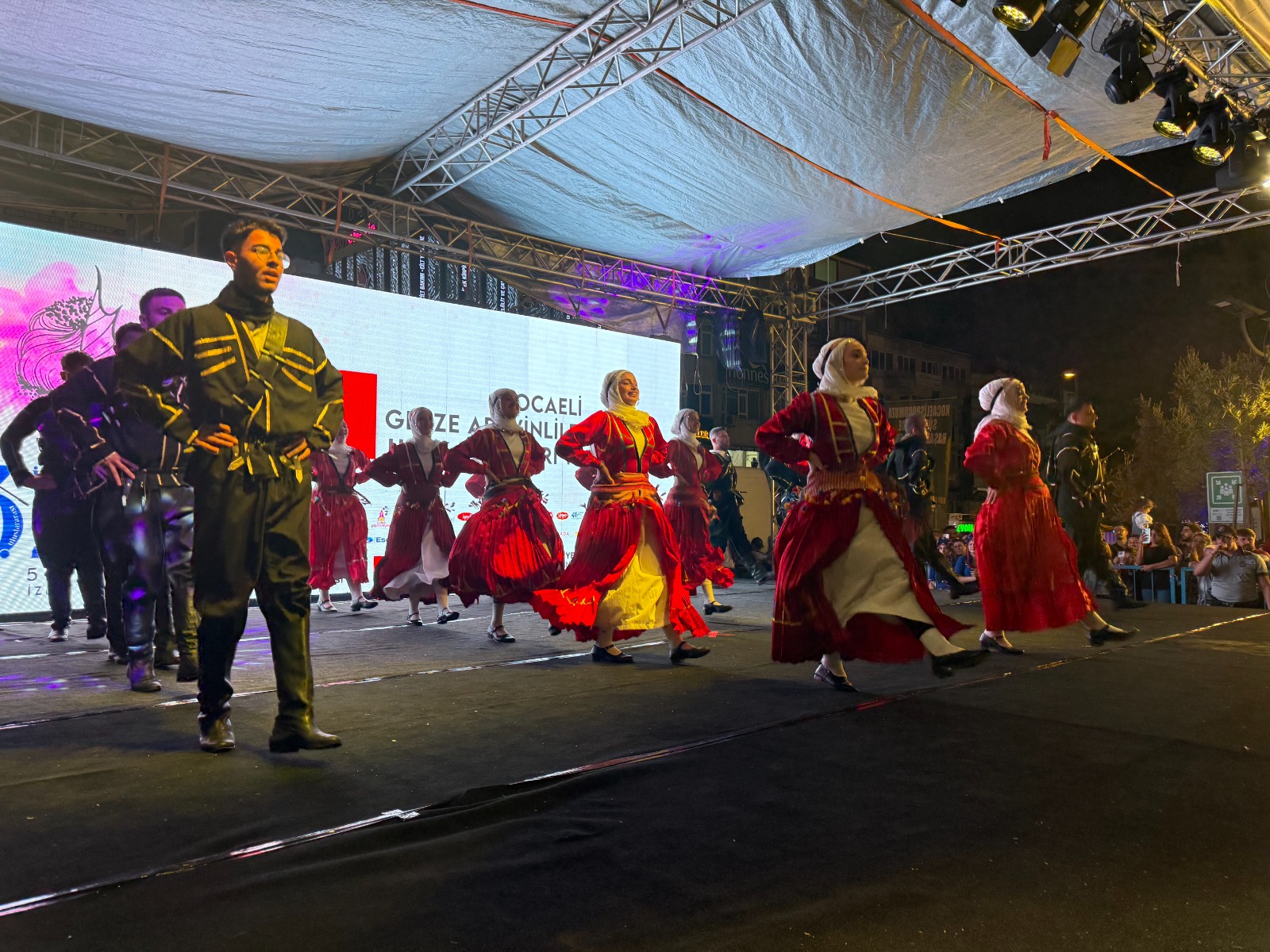 İzmitliler Festivalin İkinci Gününde Dans Ve Müzik Şölenine Tanıklık Etti (3)