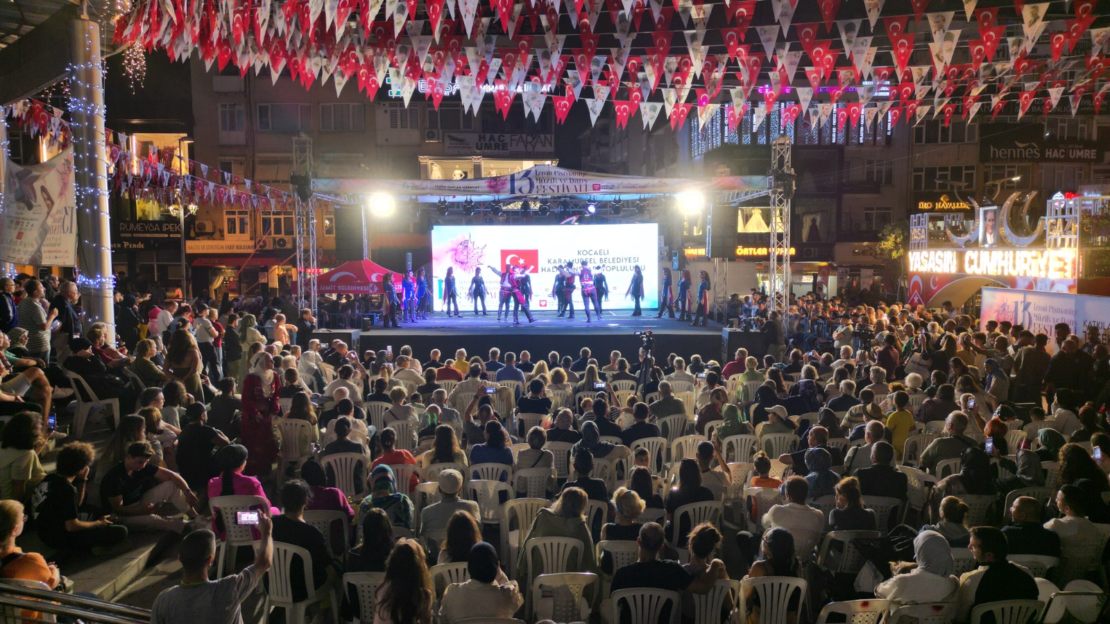İzmitliler Festivalin İkinci Gününde Dans Ve Müzik Şölenine Tanıklık Etti (4)