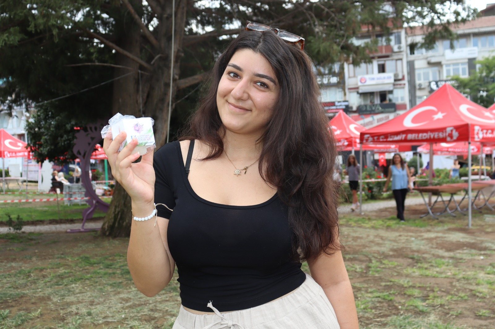 İzmit’te Ağaçlar Pişmaniye Verdi! 12