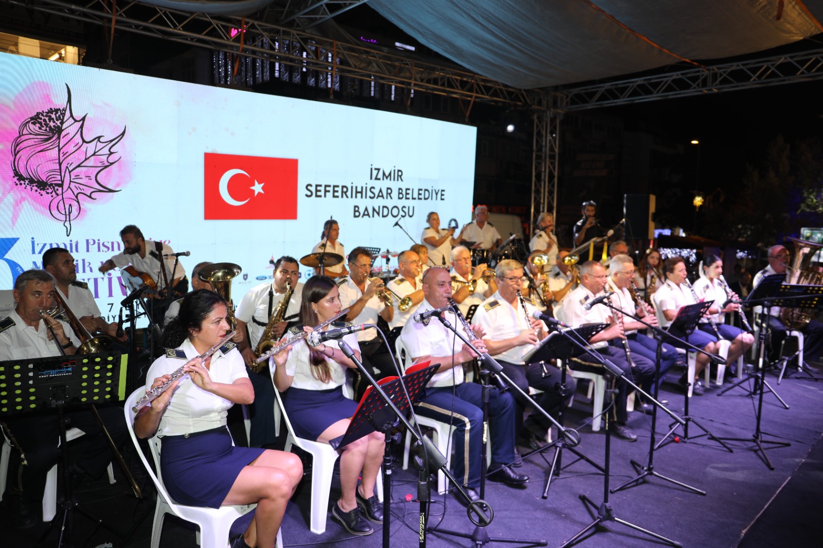 İzmit’te Festival Coşkusu! Kortej Ve Ödül Töreniyle İlk Gün Tamamlandı (3)