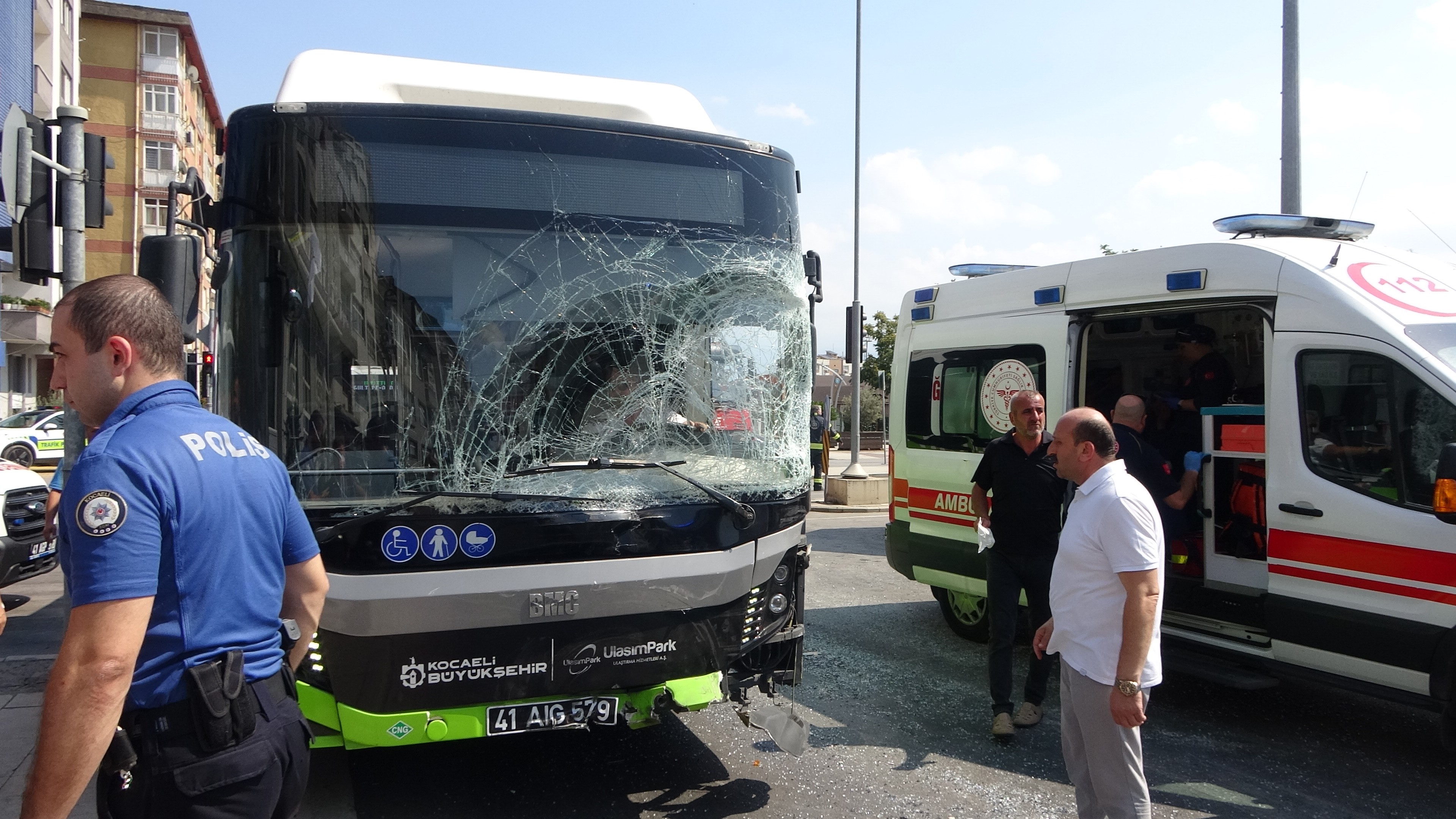 İzmit’te Yolcu Otobüsü İle Kamyonet Çarpıştı! 1’I Çocuk 6 Yaralı 07