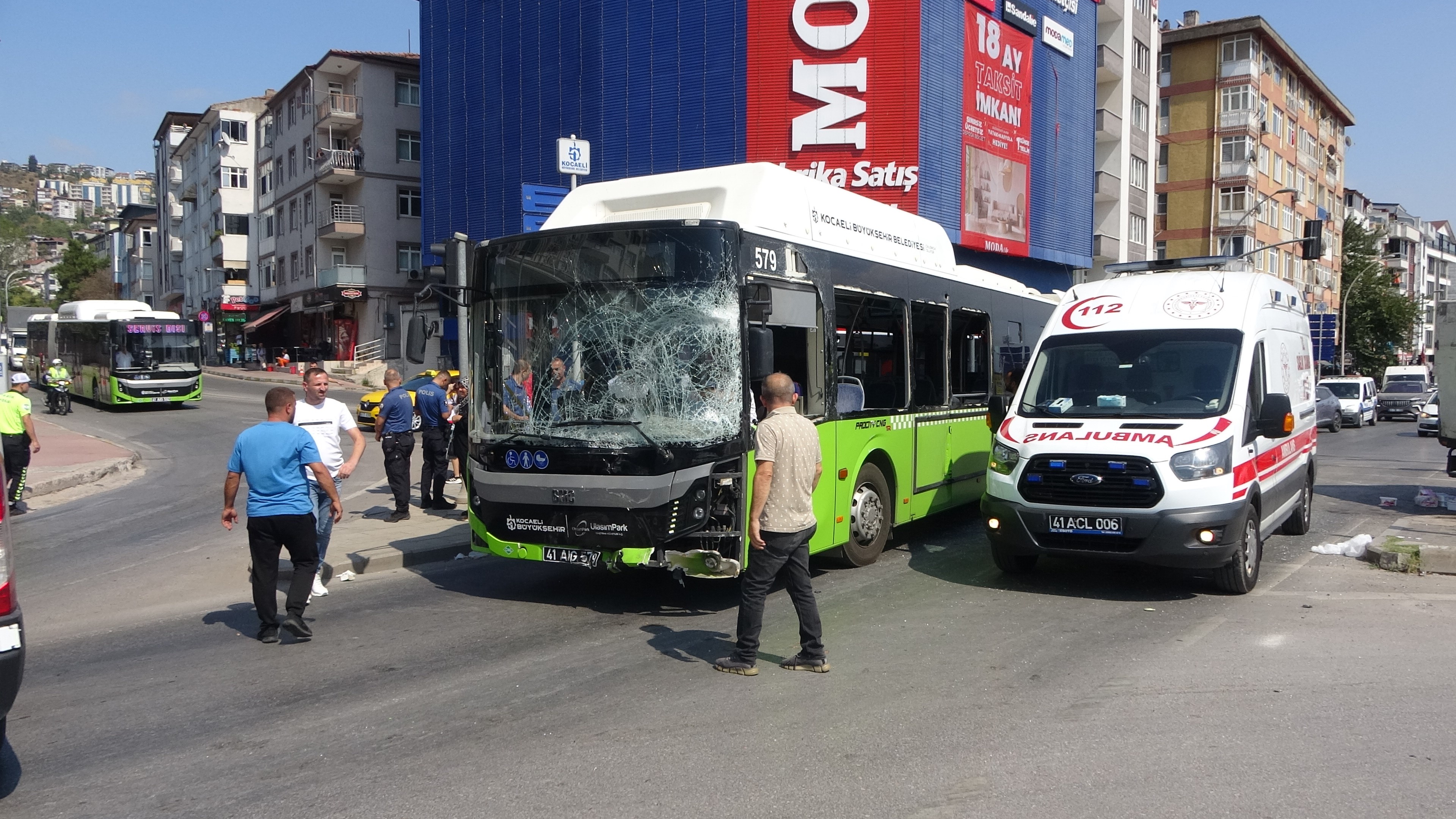 İzmit’te Yolcu Otobüsü İle Kamyonet Çarpıştı! 1’I Çocuk 6 Yaralı 09
