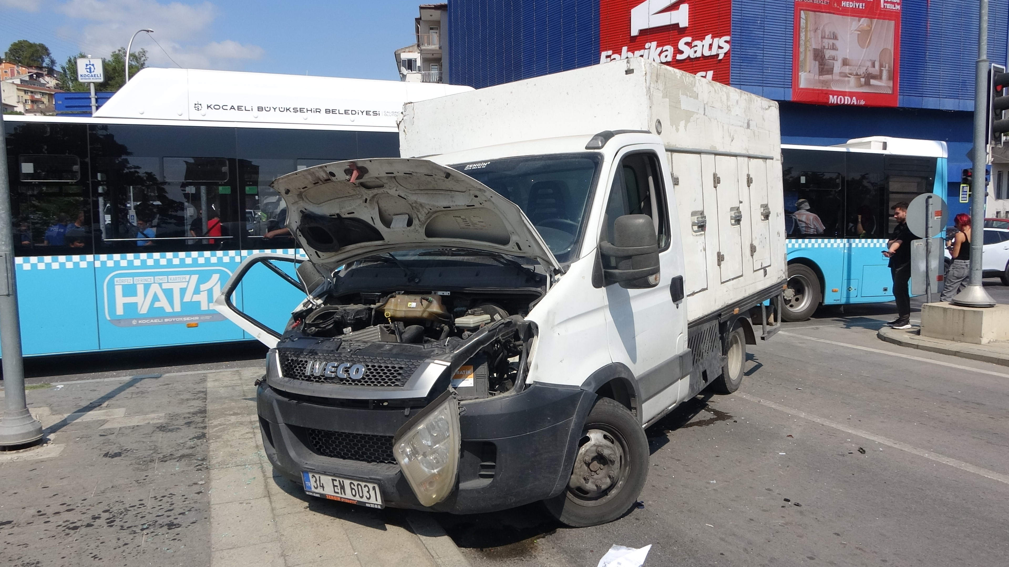 İzmit’te Yolcu Otobüsü İle Kamyonet Çarpıştı! 1’I Çocuk 6 Yaralı 11