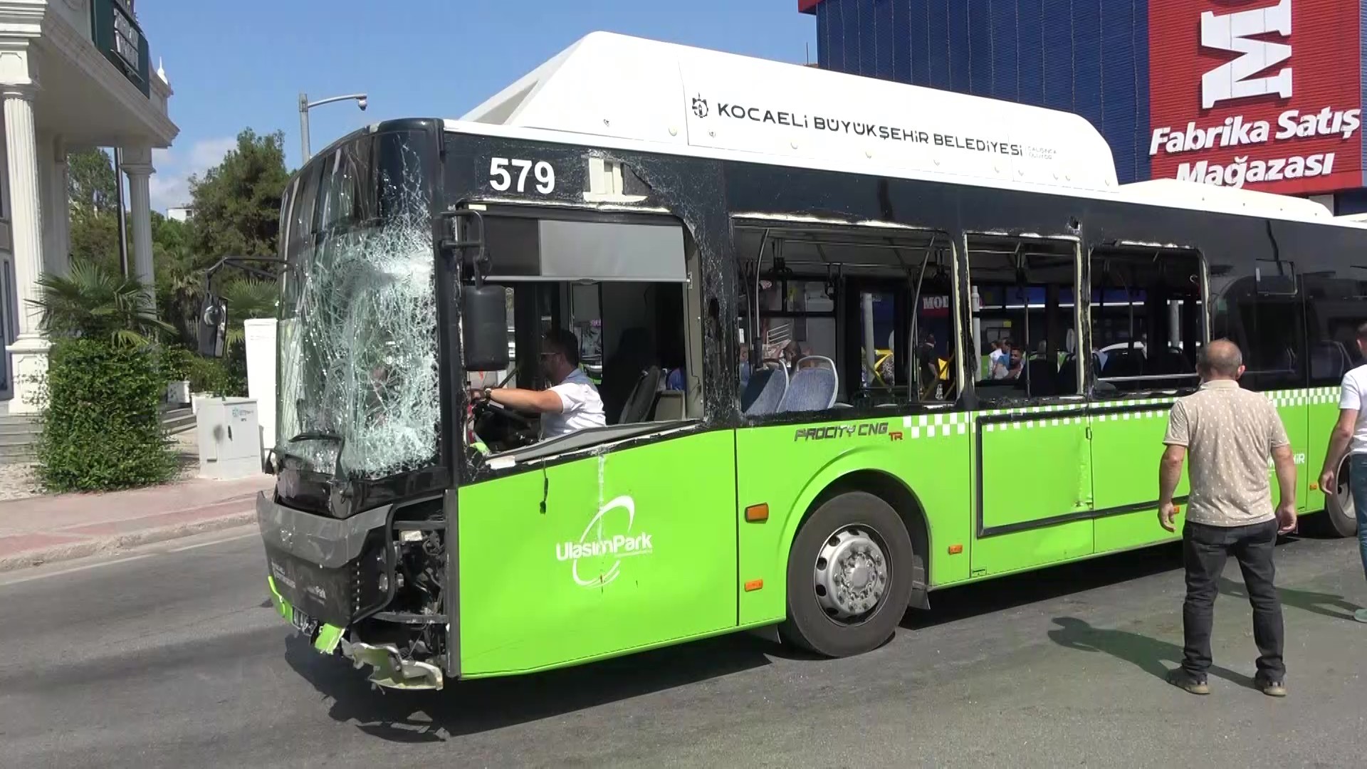 İzmit’te Yolcu Otobüsü İle Kamyonet Çarpıştı! 1’I Çocuk 6 Yaralı 15