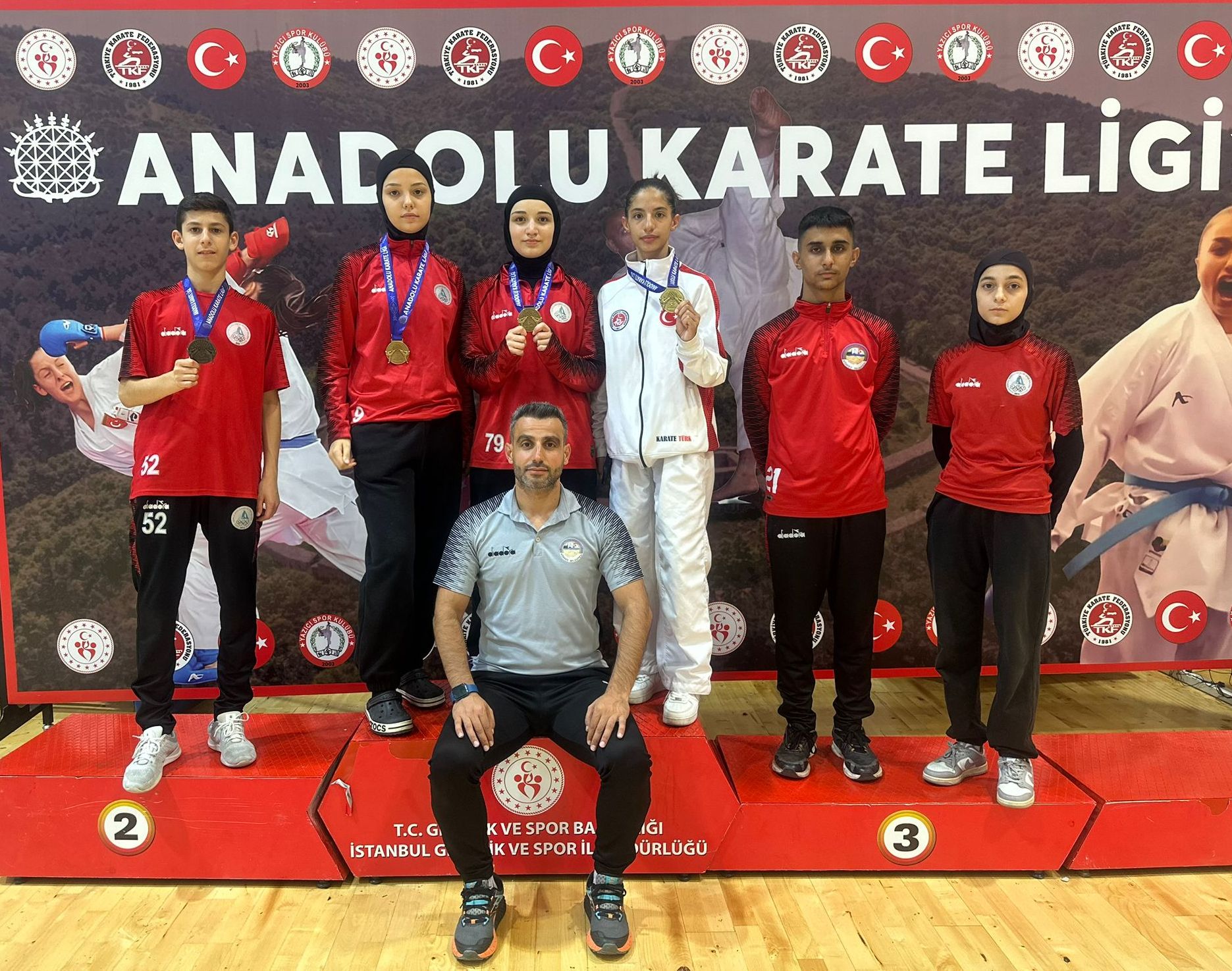 Karate Anali̇gden Körfez Gb 14 Madalya Aldi 4