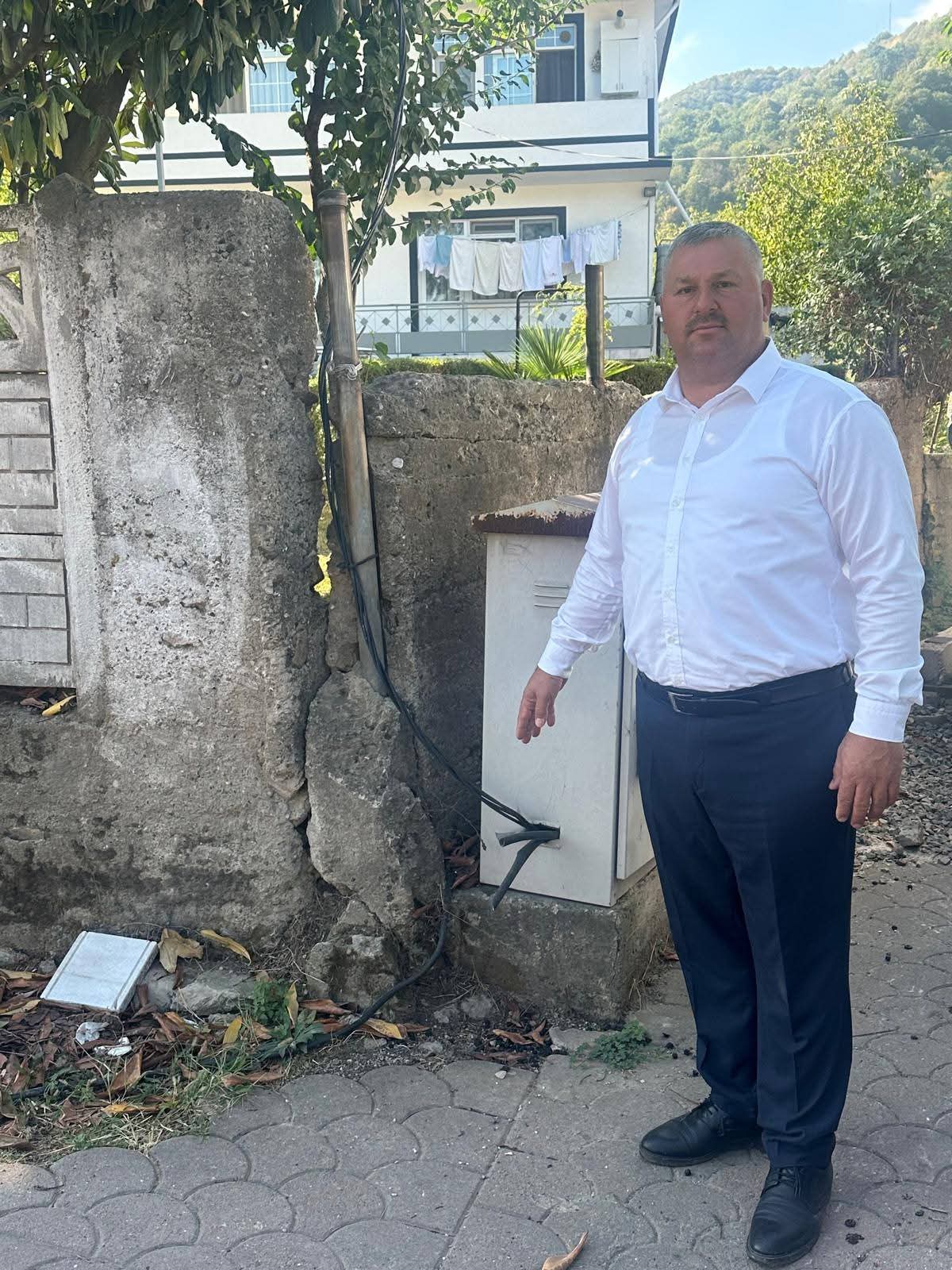 Kartepe Çepni Mahallesi’nde Tehlike Açıkta Kalan Elektrik Kabloları Endişe Yaratıyor