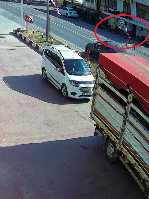 Kocaeli’de Bir Vatandaş Zıplayarak Ölümden Döndü! O Anlar Kameraya Böyle Yansıdı 01