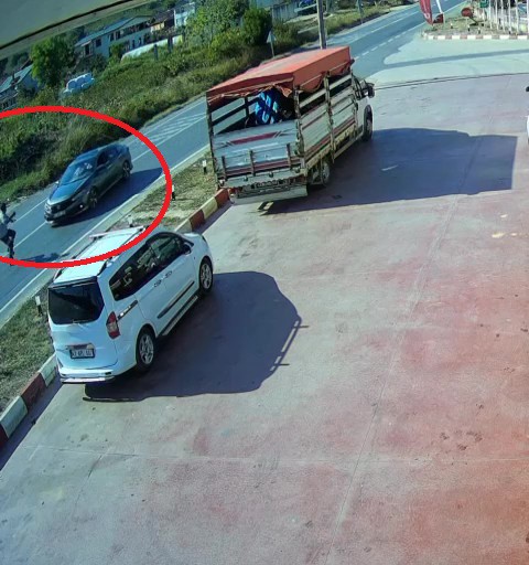 Kocaeli’de Bir Vatandaş Zıplayarak Ölümden Döndü! O Anlar Kameraya Böyle Yansıdı 04