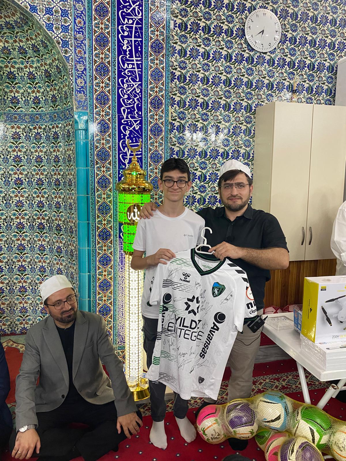 Kocaeli’de Gençlerle Sabah Namazı Buluşması! Umre Ödülü Sevinci (1)