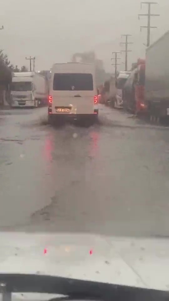 Kocaeli’de Sağanak Yağış Hayatı Olumsuz Etkiledi! (8)