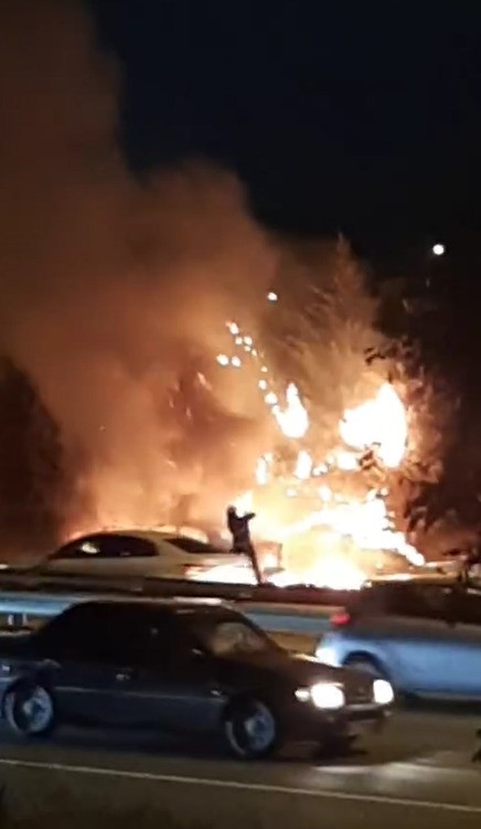 Kocaeli’de Seyir Halindeki Araç Alev Aldı 02