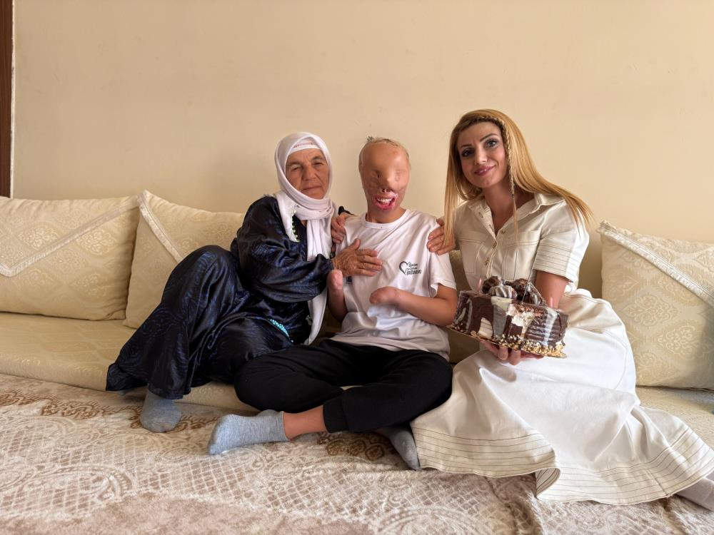 Kocaelili Zeynep Öğretmen, Yüksekova’daki Yaralı Çocuğu Ziyaret Etti (5)
