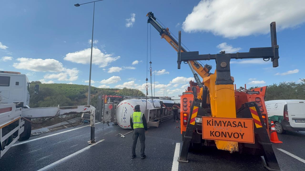 Kuzey Marmara’da Korku Dolu Anlar! Tır Bariyerlere Çarparak Devrildi 2