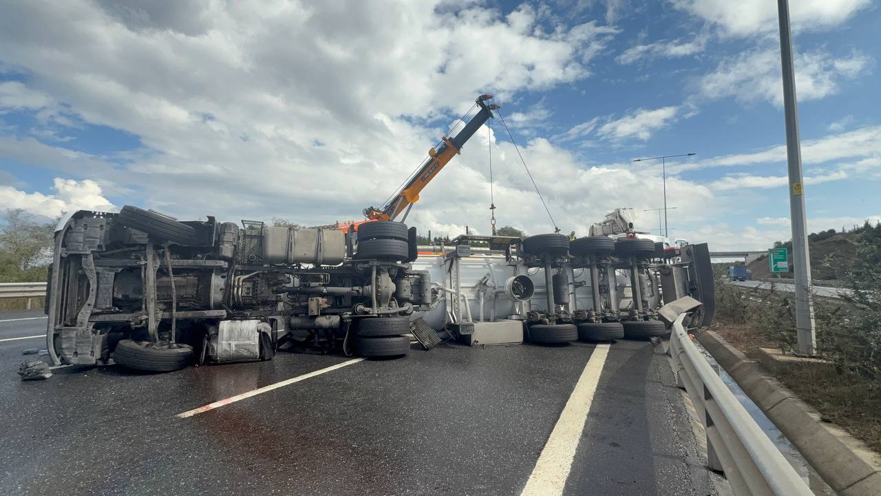 Kuzey Marmara’da Korku Dolu Anlar! Tır Bariyerlere Çarparak Devrildi 3