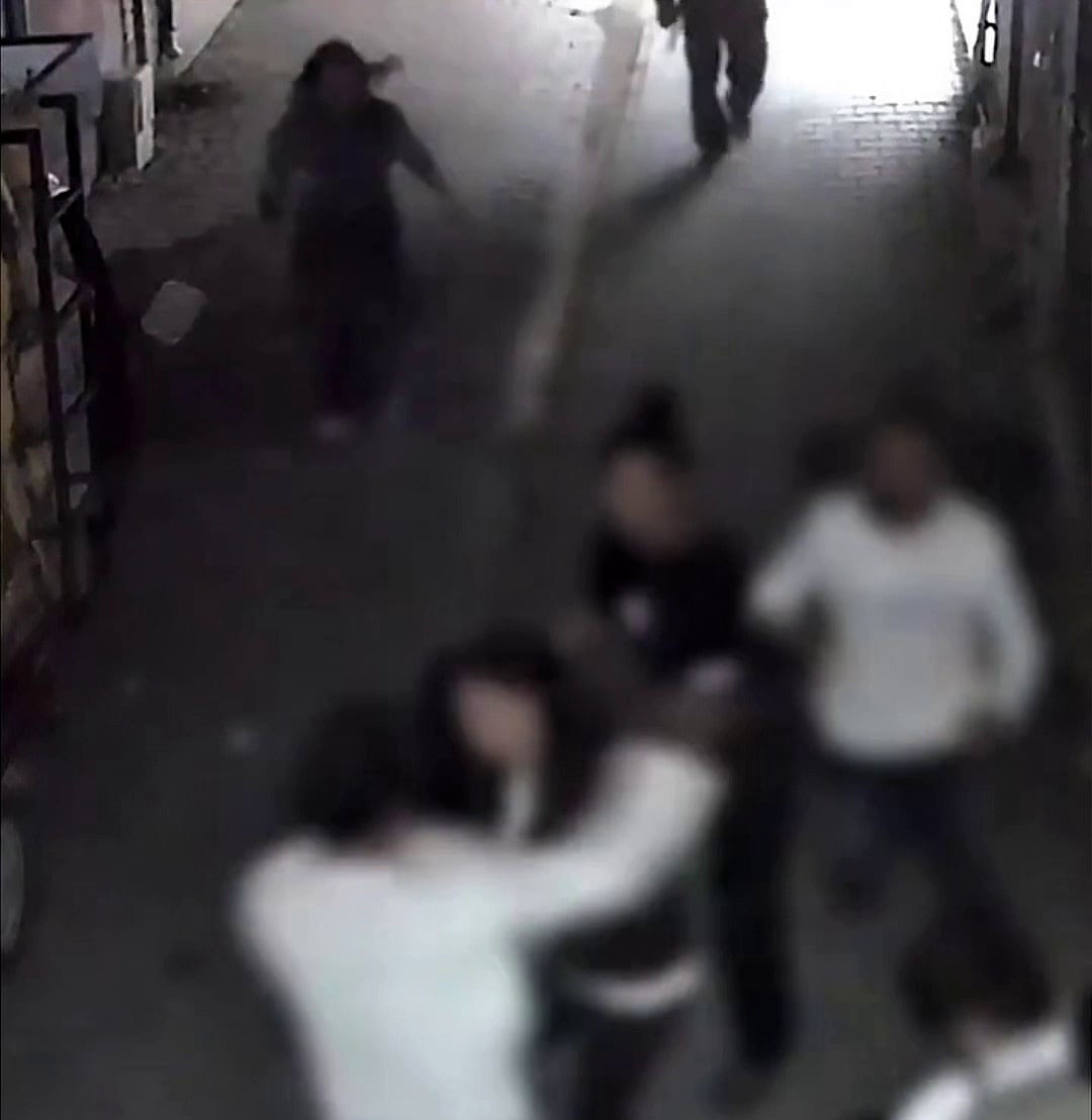 Laf Atma Kavgası Kanlı Bitti! Genç Yere Yığıldı, Kızlar Saldırganların Hedefi Oldu (2)