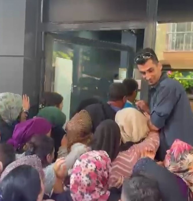 Mağaza Açılışında İzdiham! Vatandaşlar Ezilme Tehlikesi Geçirdi (1)
