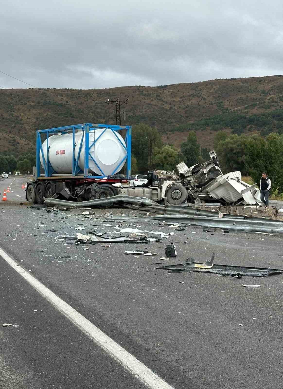 Otobüs Ile Tır Çarpıştı! 3’Ü Ağır 18 Yaralı (3)