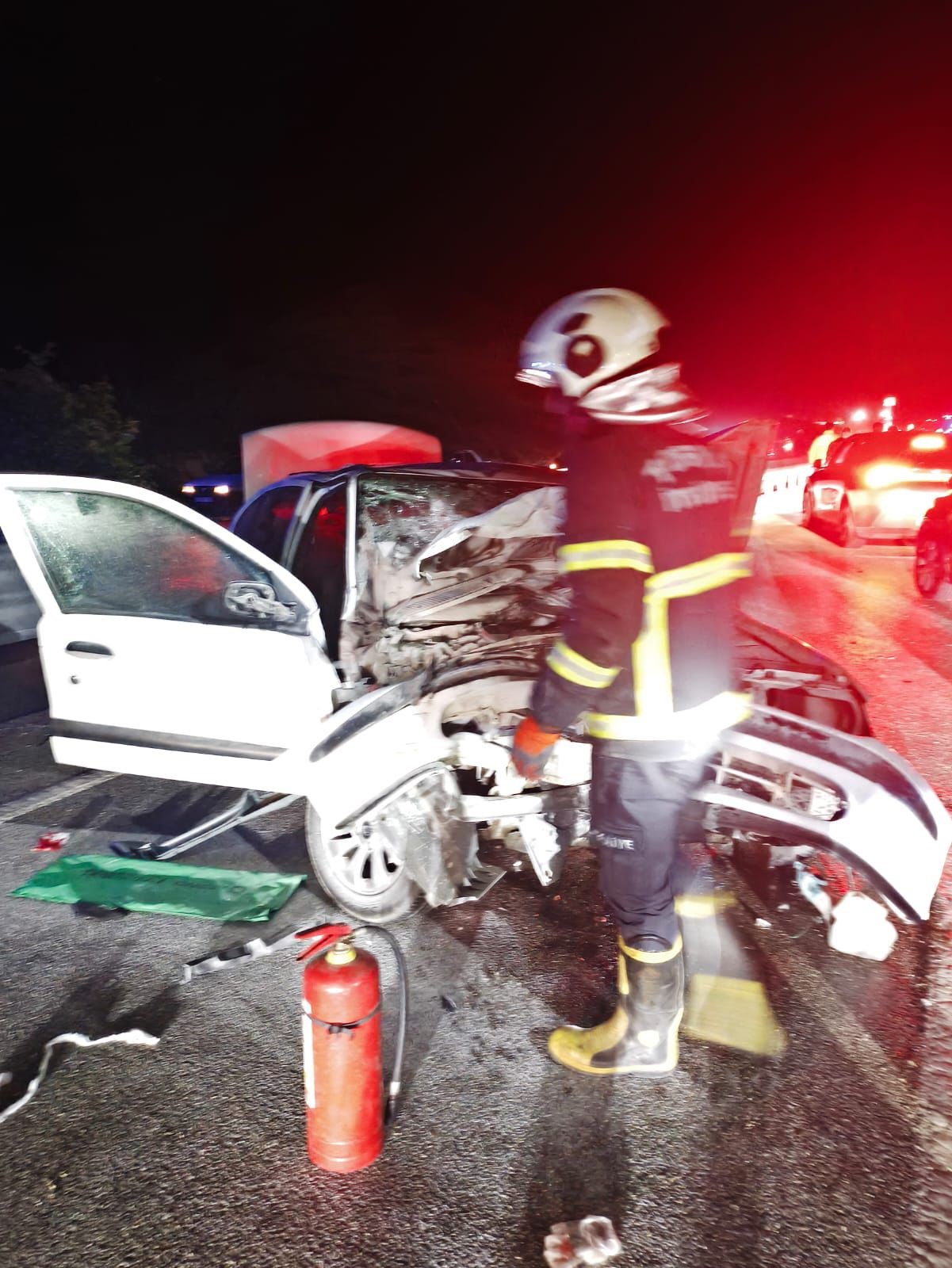 Otomobil Kum Yüklü Traktöre Çarptı 1 Ölü, 5 Yaralı (3)