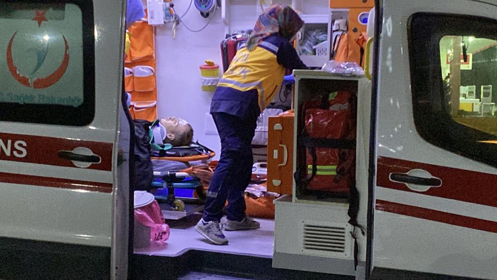 Otomobil Tıra Saplandı, 4 Kişi Ağır Yaralı (1)