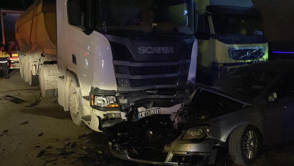Otomobil Tıra Saplandı, 4 Kişi Ağır Yaralı (2)